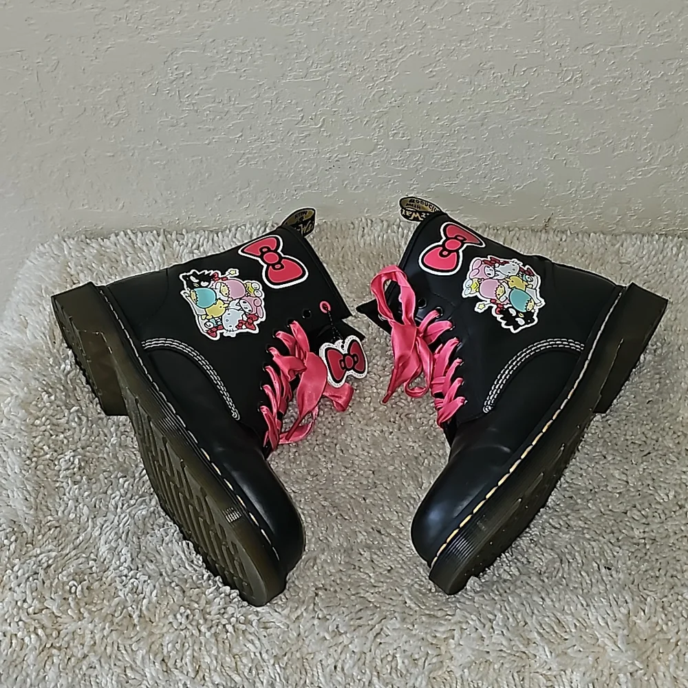 Dr. Martens X Hello Kitty & Friends Boots - Picture 7 of 16